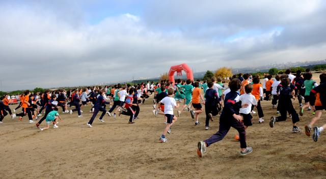 La alcaldesa de Pozuelo da la salida a la XXIII edición del Cross del Maestro