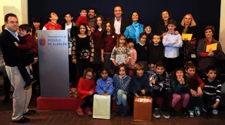 La alcaldesa entrega los premios del concurso escolar de Belenes y Christmas