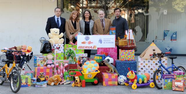 Adrados comprueba el desarrollo de la campaña solidaria de recogida de juguetes y alimentos