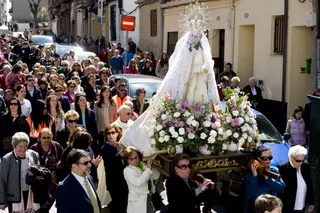 La alcaldesa participó en la misa y procesión del Domingo de Pascua