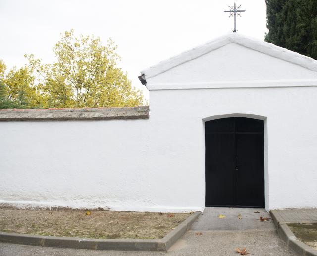 Nuevo muro de cerramiento y reconstrucción del techo de la capilla en el  Cementerio Municipal de Húmera
