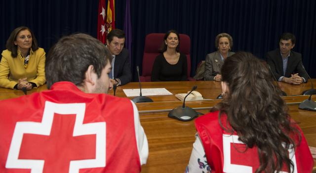 El Ayuntamiento  y Avansis colaboran con Cruz Roja Pozuelo para ayudar a familias necesitadas del municipio