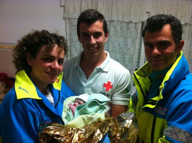 
                                                    Dos jóvenes voluntarios de Pozuelo ayudan a traer al mundo a un bebé en Nochebuena