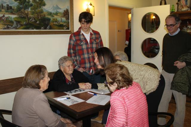 
                                                    Jóvenes voluntarios de Pozuelo pasan la tarde de los jueves con los mayores