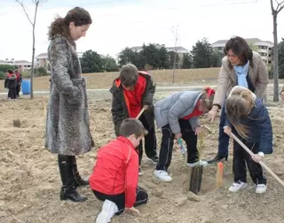 Alumnos de las Escuelas Pías de San Fernando realizan una plantación en el Parque de La Atalaya