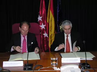 El alcalde firma con Industria el convenio para adherir a Pozuelo al programa de Ciudades Singulares
