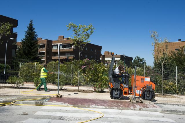 La alcaldesa visita las obras de remodelación y ajardinamiento de distintas zonas del municipio