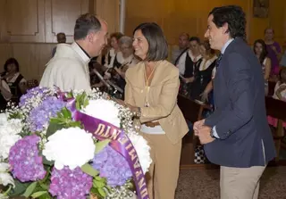 La misa y la ofrenda floral marcan el inicio de las fiestas en honor a la Virgen del Carmen en el barrio de La Estación