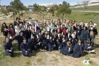 Escolares del municipio participan en la revegetación de la Vereda del Camino de la Carrera