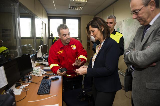 
                                                    El Ayuntamiento de Pozuelo entrega los primeros dispositivos para mejorar la seguridad de los mayores cuando salen a la calle