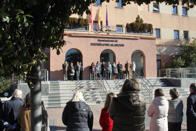 El Ayuntamiento de Pozuelo de Alarcón guarda un minuto de silencio por el atentado de ayer en París