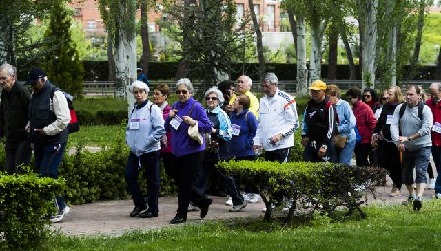 Decenas de jóvenes y mayores han participado en la marcha inter-generacional "Por una vida saludable"