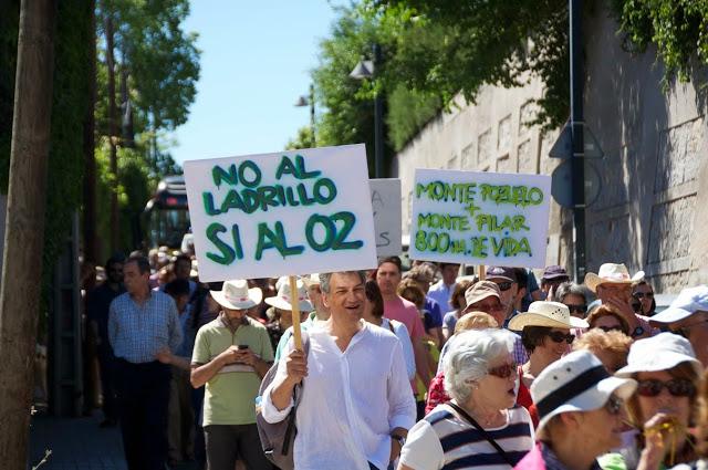 
                                                    Los vecinos de Pozuelo se manifiestan contra la 'Ley Virus'