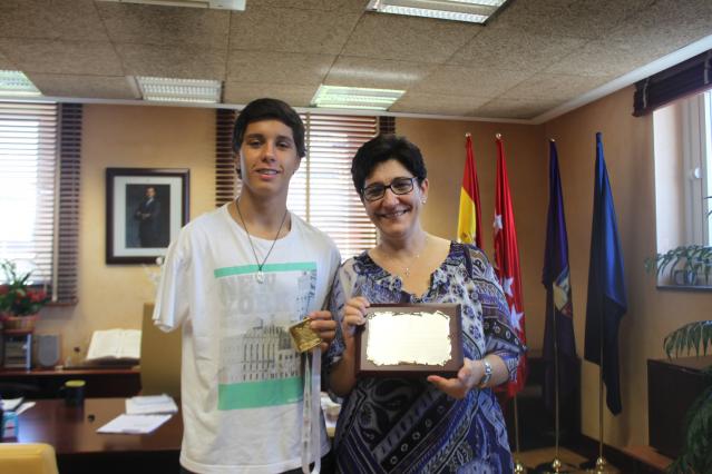 La alcaldesa recibe al joven nadador Carlos Martínez, tras su triunfo en los Juegos Paralímpicos Europeos