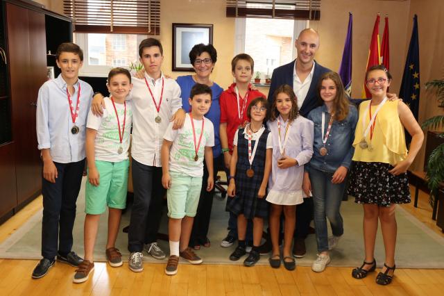 La alcaldesa recibe a los deportistas del Club de Esgrima que han hecho podio en las últimas competiciones