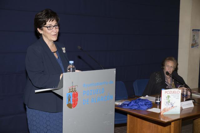 Pérez Quislant presenta el libro benéfico “Pozuelo manantial que da vida”, de Leonor González, vecina del municipio
