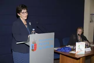 Pérez Quislant presenta el libro benéfico “Pozuelo manantial que da vida”, de Leonor González, vecina del municipio