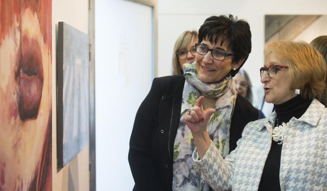 Cerca de medio centenar de pintoras y artistas de Pozuelo de Alarcón exponen sus obras en el Centro Cultural Padre Vallet