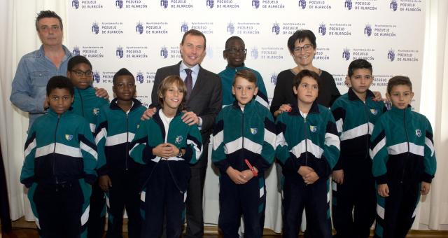El Ayuntamiento y la Fundación Real Madrid colaboran para promocionar la práctica deportiva entre los jóvenes del municipio