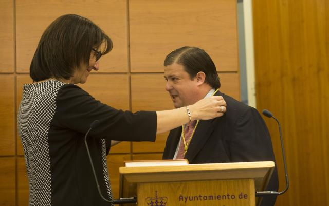 
                                                    Manuel Allende toma posesión de su cargo como concejal en el Ayuntamiento de Pozuelo de Alarcón