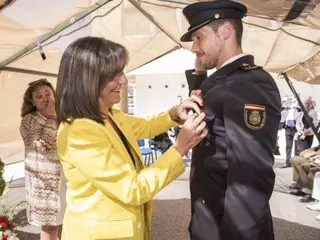 La alcaldesa alaba la labor de los agentes de la Policía Nacional de Pozuelo en el día de su patrón