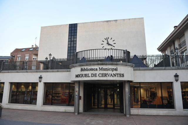 
                                                    El Ayuntamiento instala buzones en el exterior de las bibliotecas municipales para facilitar la devolución de los documentos