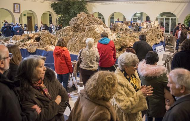 Cerca de 2.000 personas visitan la Gran Exposición Belenista expuesta en las dependencias municipales
