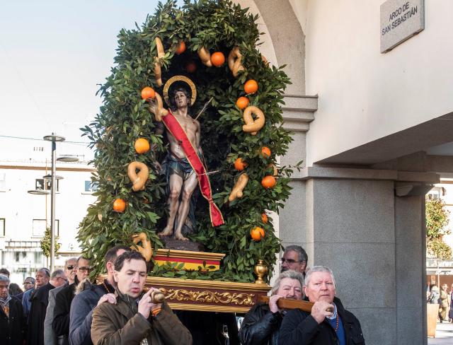 San Sebastián recorrió las calles del centro de Pozuelo en procesión