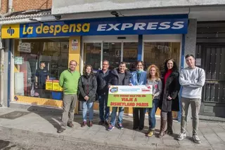 La alcaldesa entrega el premio al ganador de la última campaña de la ACPC para promocionar el comercio local