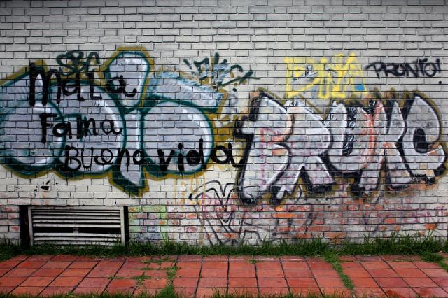 
                                                    El Ayuntamiento apuesta por un Pozuelo limpio con su servicio de eliminación de grafitis y pintadas