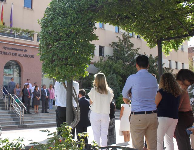 
                                                    Pozuelo de Alarcón guarda un minuto de silencio contra la violencia de género