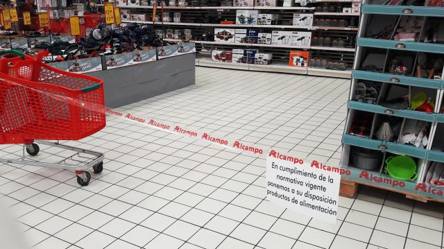
                                                    Una modificación en el decreto permite a acceder a supermercados con menores durante el Estado de Alarma