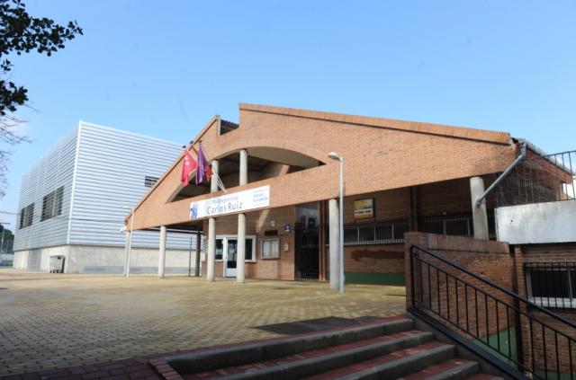 El Ayuntamiento da un paso más para avanzar en la próxima construcción de la piscina climatizada en el Carlos Ruiz