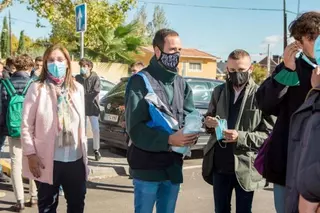 Un equipo de monitores conciencia a los jóvenes de Pozuelo sobre la importancia de usar mascarilla