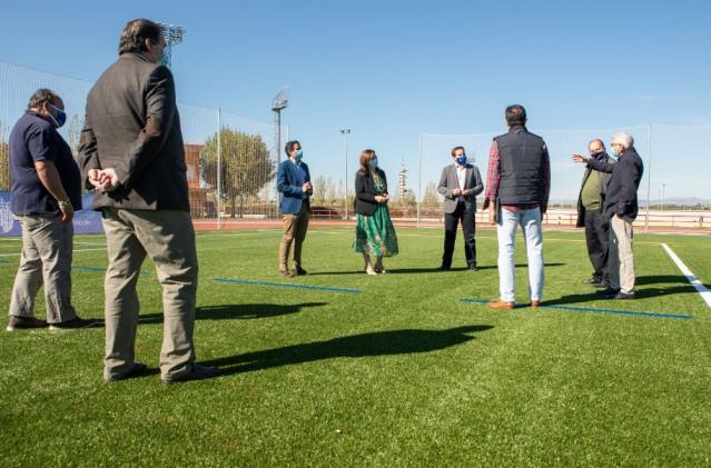Renovada la pista de atletismo y nuevo campo de césped artificial en la Ciudad Deportiva Valle de las Cañas 