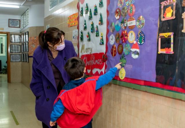 La alcaldesa muestra su apoyo a la educación pública en su visita al CEIP Infanta Elena