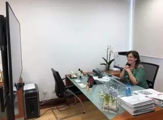 La alcaldesa muestra su apoyo a los vecinos afectados por la ocupación y asegura que la Policía Municipal está "para ayudarles y protegerles"