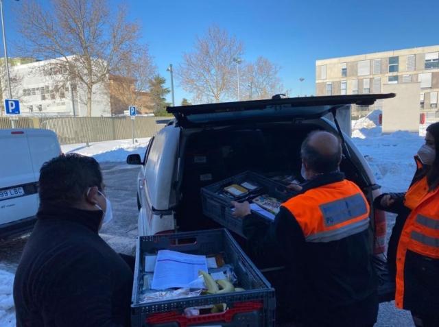 
                                                    El Ayuntamiento sigue prestando el servicio de comida a domicilio para personas en situación de vulnerabilidad