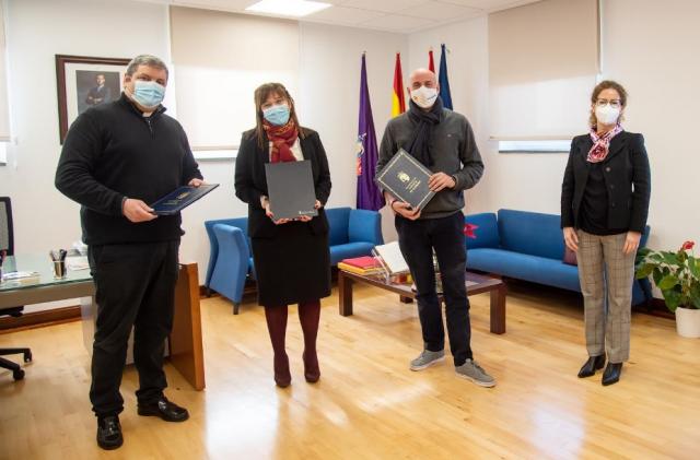 La alcaldesa firma con Cáritas un convenio de colaboración para ayudar a las personas en situación de vulnerabilidad