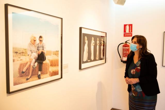 Pérez Quislant visita la exposición fotográfica sobre Marilyn Monroe en el Centro Cultural Padre Vallet de Pozuelo