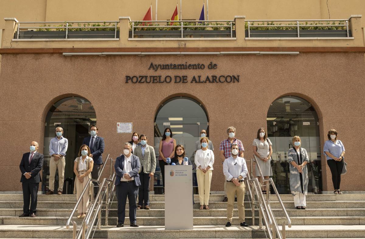 
                                                    Un minuto de silencio por la mujer asesinada en Pozuelo de Alarcón