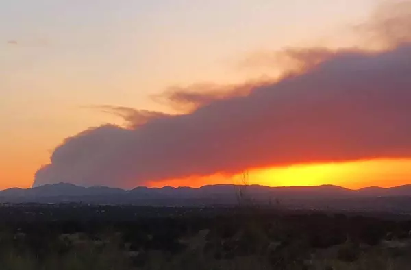 La impresionante columna de humo y cenizas del incendio de Ávila llegó hasta los municipios del noroeste