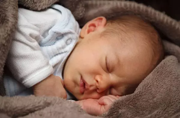 Pozuelo lanza una nueva convocatoria de ayudas por nacimiento o adopción de hasta 2.500 euros