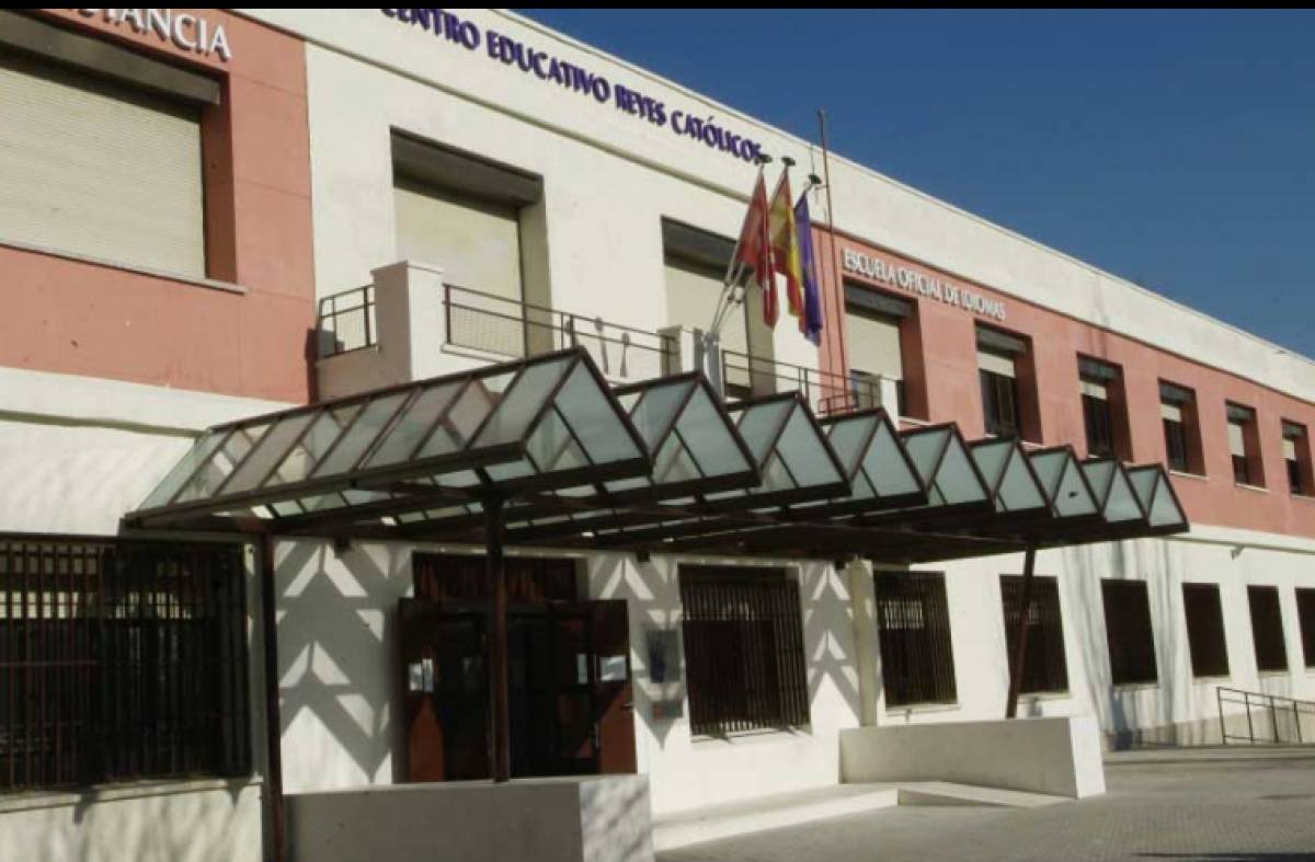 Abierto el plazo de inscripción para el programa de Formación Municipal para Adultos que se imparte en el centro Reyes Católicos