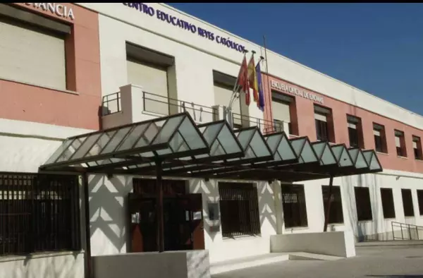Abierto el plazo de inscripción para el programa de Formación Municipal para Adultos que se imparte en el centro Reyes Católicos
