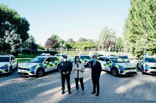 La alcaldesa de Pozuelo presenta nueve coches patrulla de la Policía Municipal