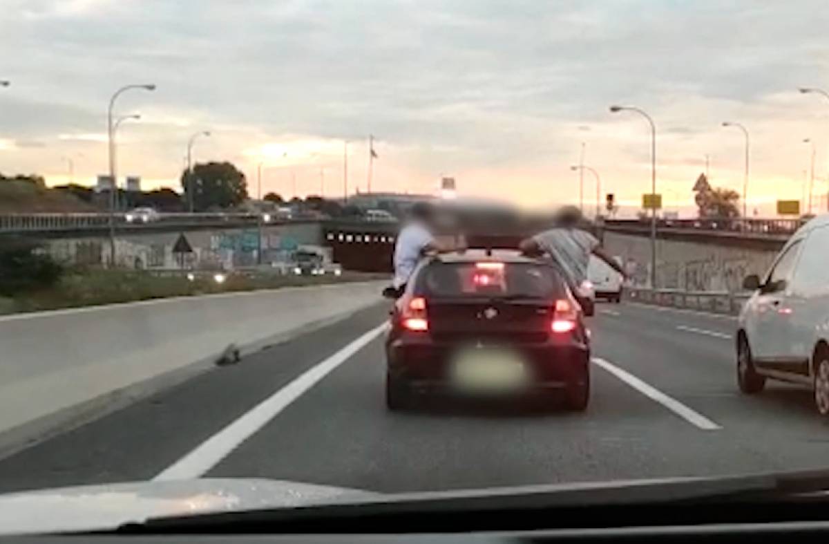 Identificados los cuatro jóvenes que circularon con medio cuerpo fuera del coche por la M40