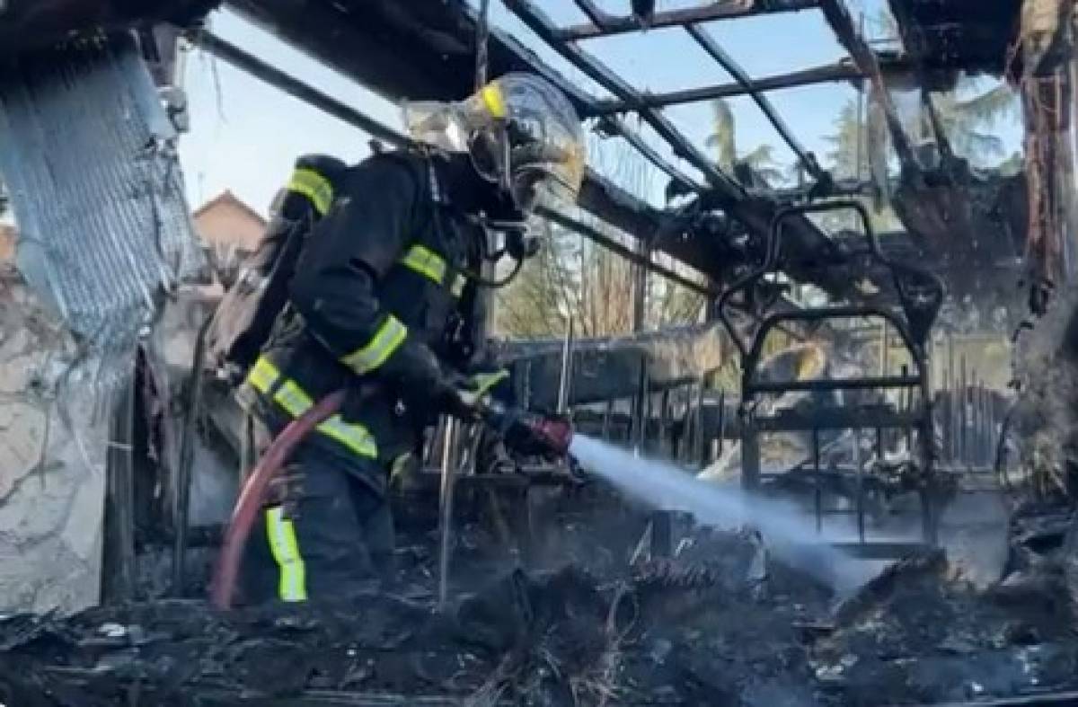 Arde completamente un autobús de línea en pleno casco urbano de Pozuelo