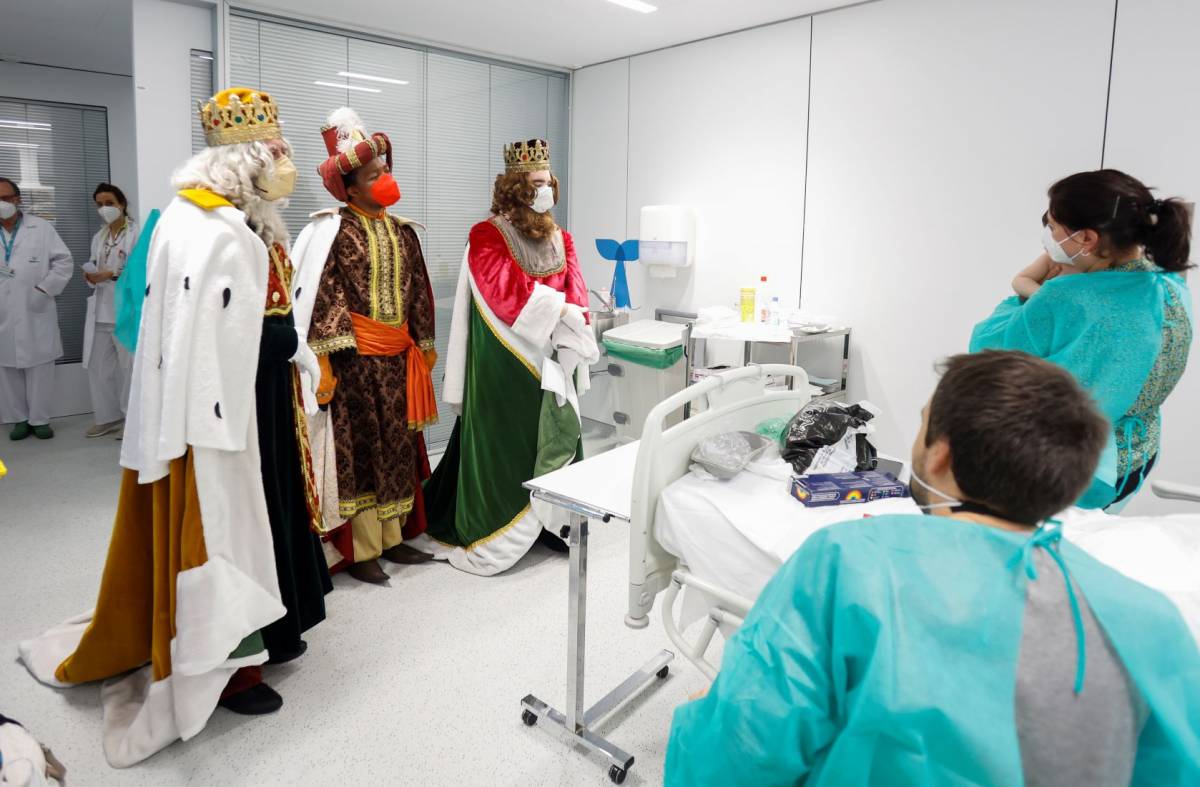 Los niños hospitalizados en el hospital Quirón de Pozuelo reciben la visita de los Reyes Magos