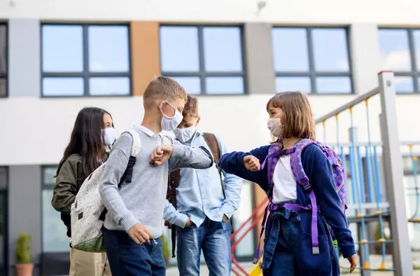 La Comunidad pone fin al uso obligatorio de la mascarilla en los centros educativos durante el recreo y las actividades al aire libre